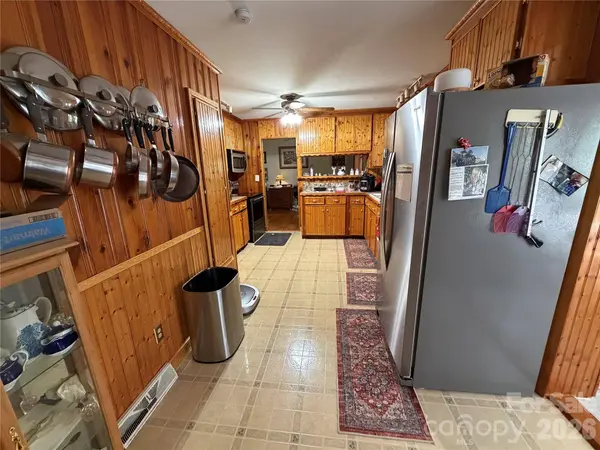 1044 Meadowbrook LN, Newton, NC 28658