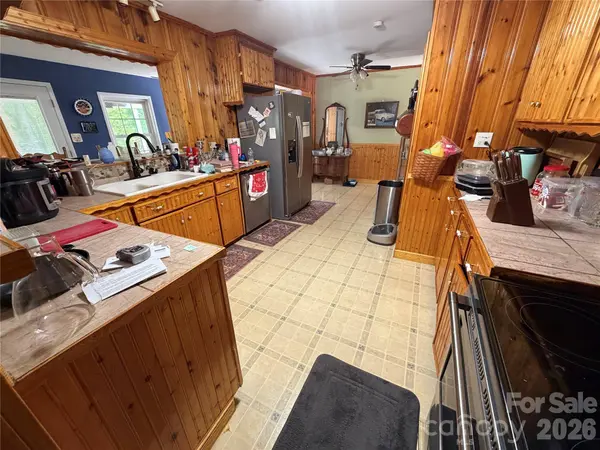 1044 Meadowbrook LN, Newton, NC 28658