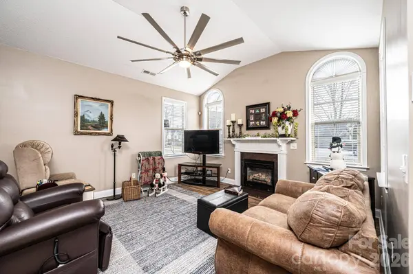 823 Wynnshire DR #C, Hickory, NC 28601