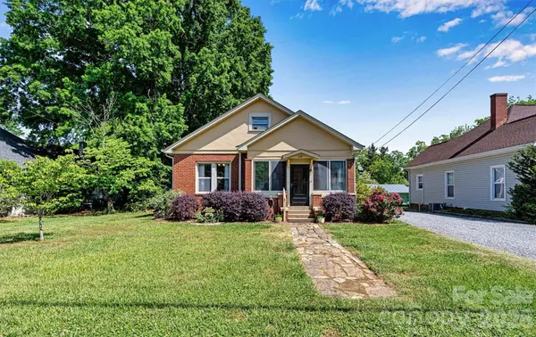 220 W 8th ST, Newton, NC 28658