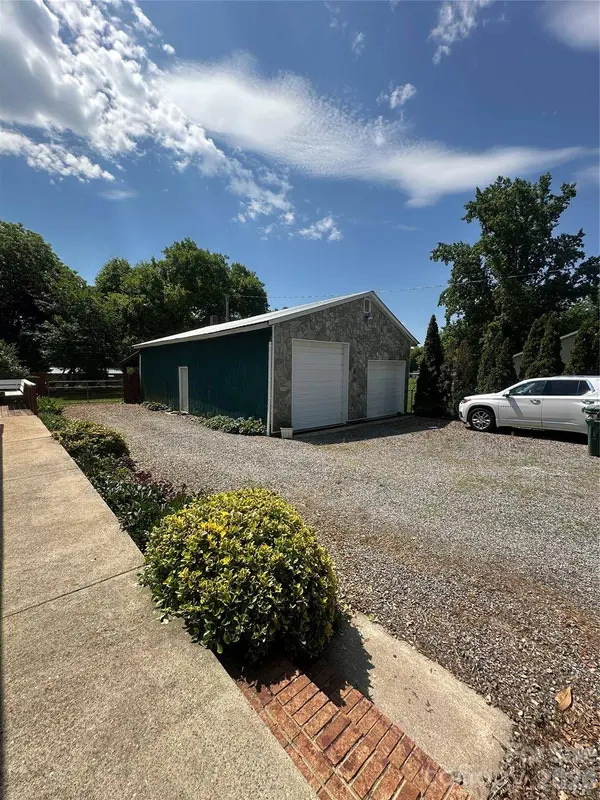 1407 N College AVE, Newton, NC 28658