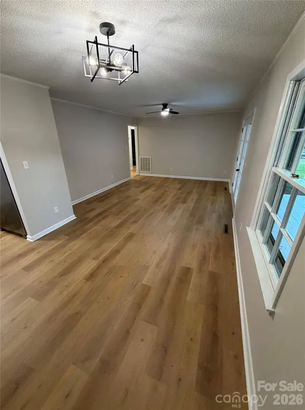 1880 Woodridge CIR, Hickory, NC 28602