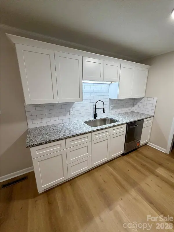 1880 Woodridge CIR, Hickory, NC 28602