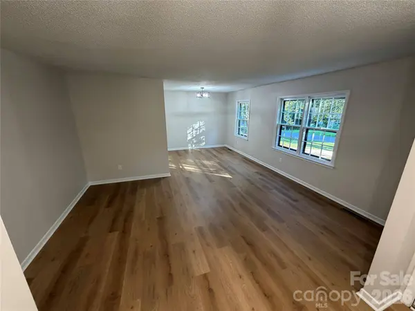 1880 Woodridge CIR, Hickory, NC 28602