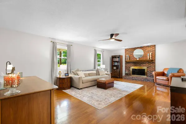 2990 Clarks Chapel RD, Lenoir, NC 28645