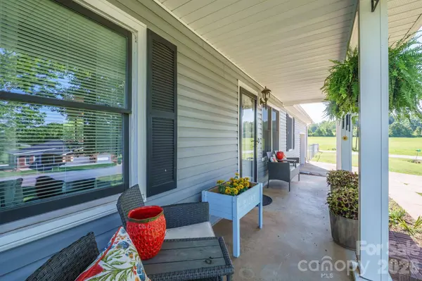 2384 Country Hollow RD, Conover, NC 28613