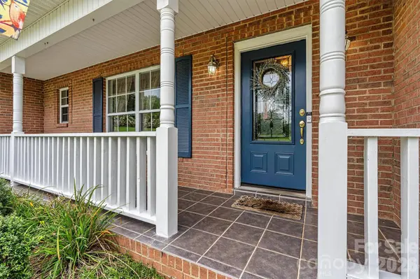 50 Sand Bar DR, Taylorsville, NC 28681