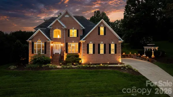 1025 N Shore DR, Hickory, NC 28601
