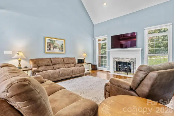 1025 N Shore DR, Hickory, NC 28601