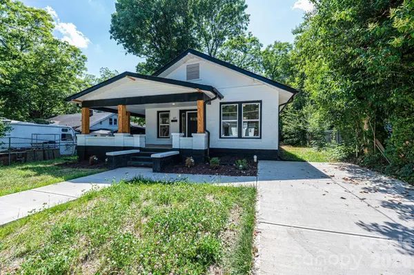 60 5th ST SE, Hickory, NC 28602