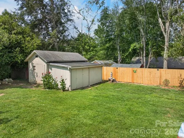 2559 Sweetbriar CIR, Lenoir, NC 28645