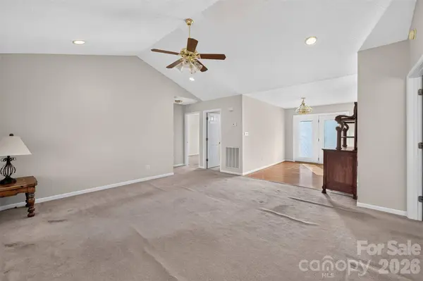 4405 Claralee LN, Hickory, NC 28602