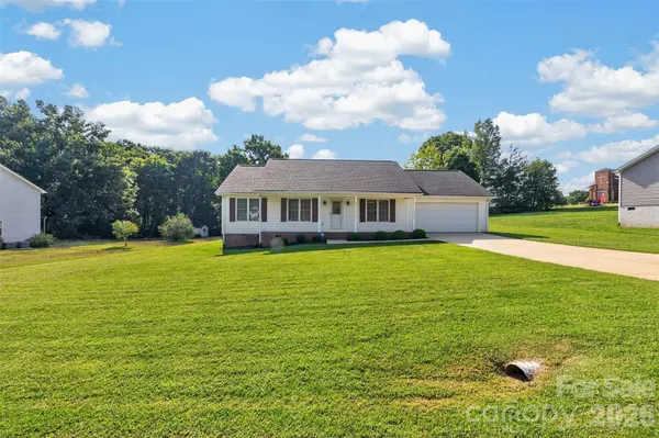 4405 Claralee LN, Hickory, NC 28602