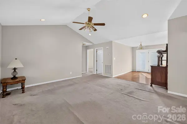 4405 Claralee LN, Hickory, NC 28602