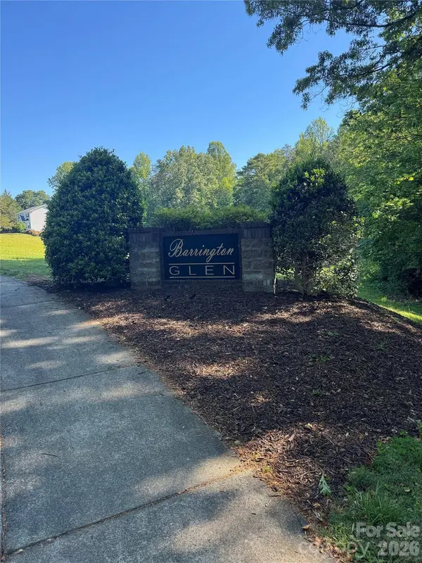 902 Barrington DR NE