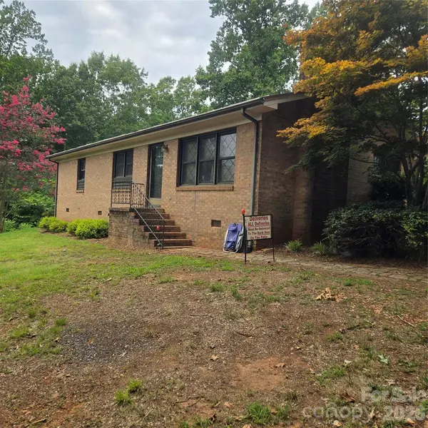 2734 Orchard ST, Newton, NC 28658