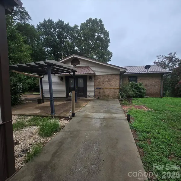 2734 Orchard ST, Newton, NC 28658