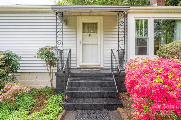 1059 16th AVE NW, Hickory, NC 28601