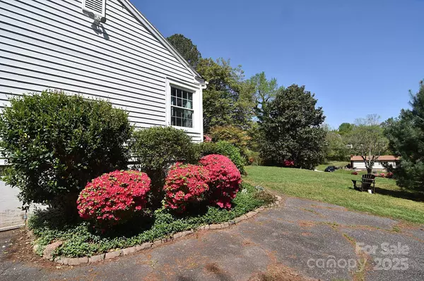 1059 16th AVE NW, Hickory, NC 28601