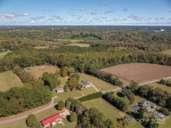 1478 Glenoaks DR, Newton, NC 28658