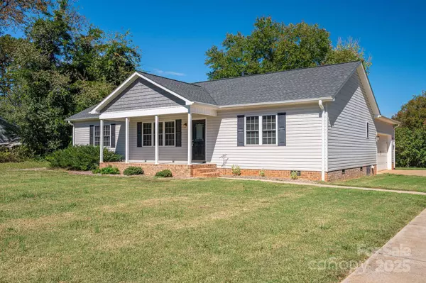 1478 Glenoaks DR, Newton, NC 28658