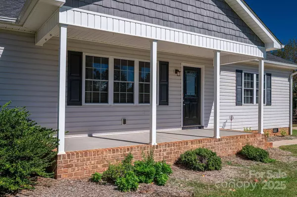 1478 Glenoaks DR, Newton, NC 28658