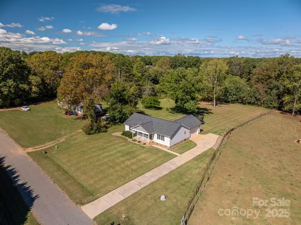 1478 Glenoaks DR, Newton, NC 28658