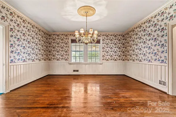 3114 N Center ST, Hickory, NC 28601