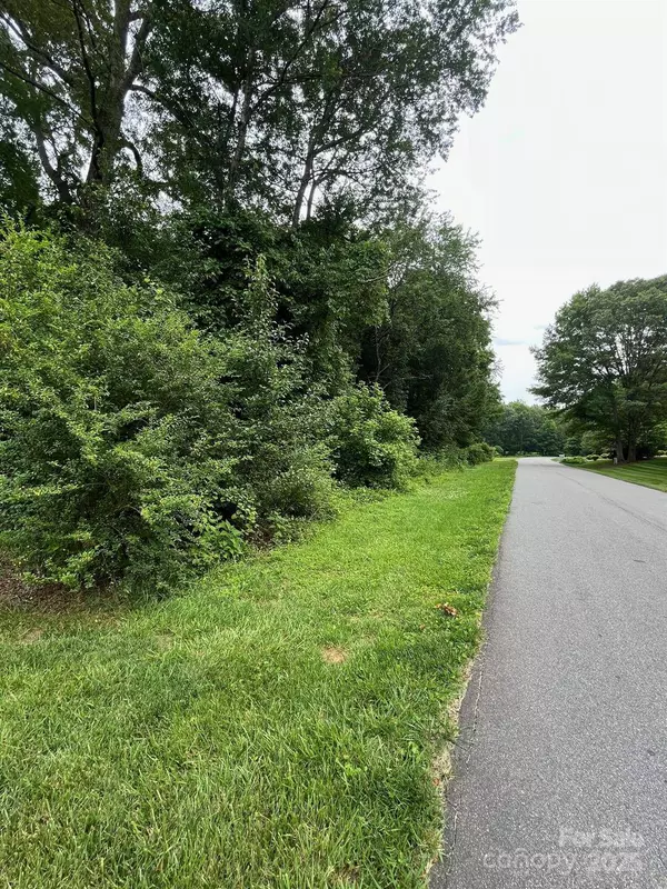 1895 Knolls DR, Newton, NC 28658