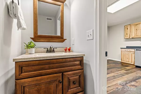 729 Tenth AVE NE, Hickory, NC 28601