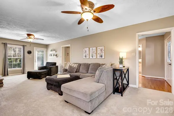 929 43rd Avenue CT NE, Hickory, NC 28601