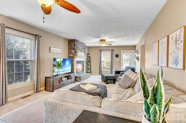 929 43rd Avenue CT NE, Hickory, NC 28601