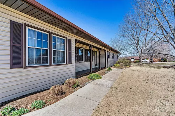 2 Honeysuckle WAY, Granite Falls, NC 28630