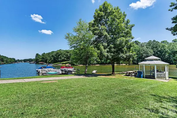 6212 Hayden DR, Hickory, NC 28601