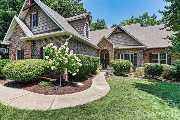 6212 Hayden DR, Hickory, NC 28601