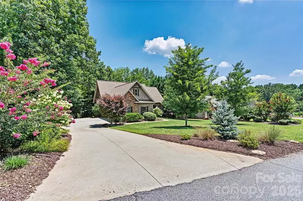 6212 Hayden DR, Hickory, NC 28601