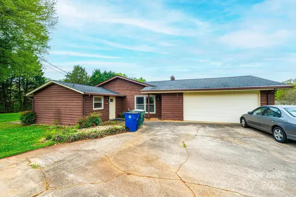 1025 Hefner DR NW, Conover, NC 28613