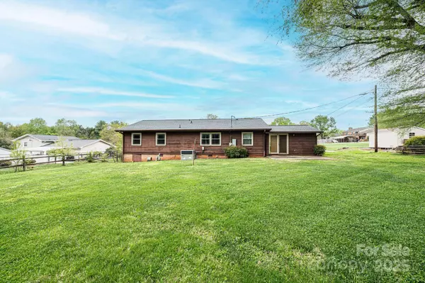 1025 Hefner DR NW, Conover, NC 28613