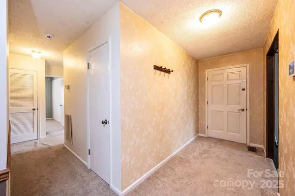 1025 Hefner DR NW, Conover, NC 28613