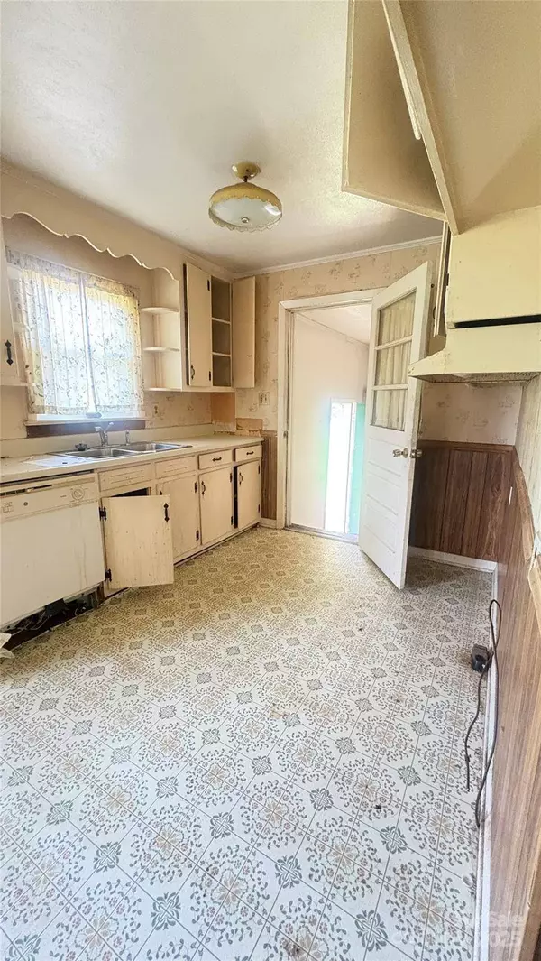 1073 Springdale DR, Maiden, NC 28650