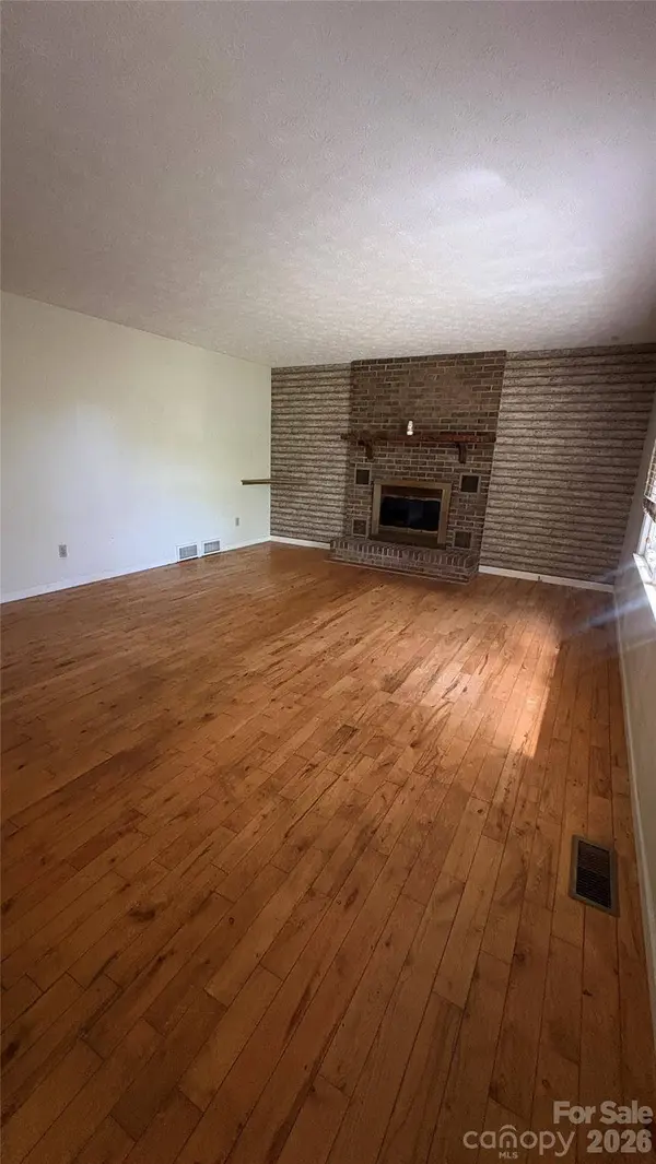 132 Haynes ST, Hendersonville, NC 28791