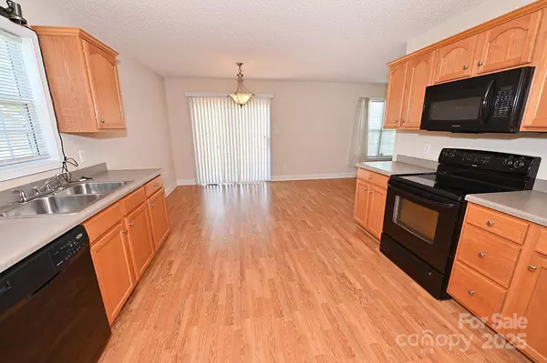 202 Pine Meadows ST, Hickory, NC 28601