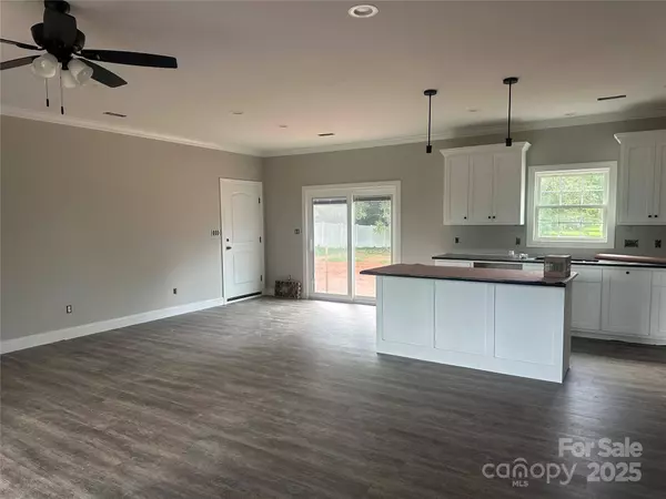 3835 Sulphur Springs RD NE, Hickory, NC 28601