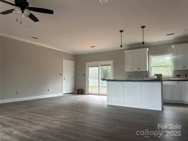 3835 Sulphur Springs RD NE, Hickory, NC 28601