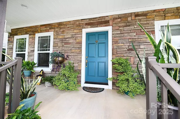 1144 13th Avenue CIR NE, Hickory, NC 28601