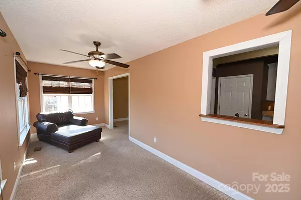 518 30th Avenue CIR NE, Hickory, NC 28601