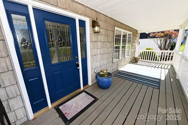 518 30th Avenue CIR NE, Hickory, NC 28601