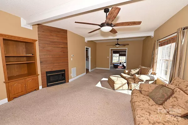 518 30th Avenue CIR NE, Hickory, NC 28601