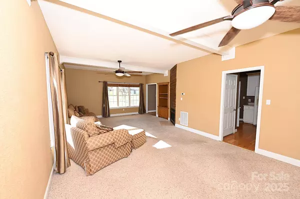 518 30th Avenue CIR NE, Hickory, NC 28601