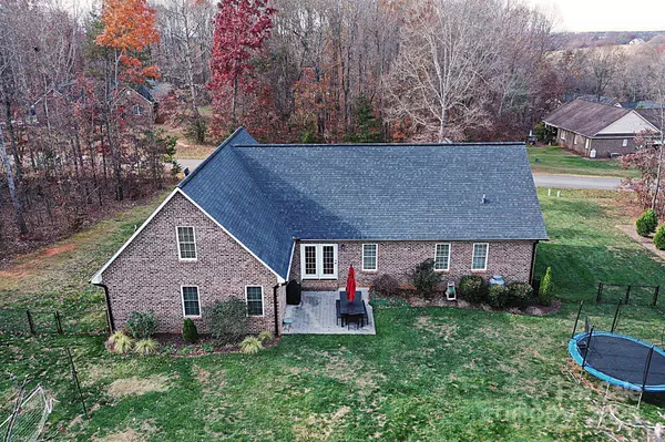 2124 Layton LN, Newton, NC 28658